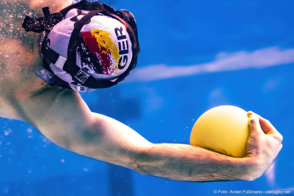 Nationalspieler mit dem Unterwasser-Rugby-Ball unter Wasser